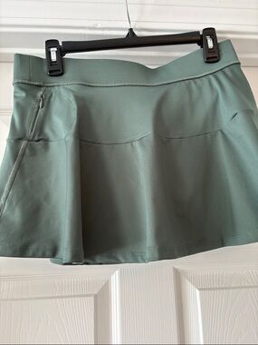Victoria Sport green size M skort